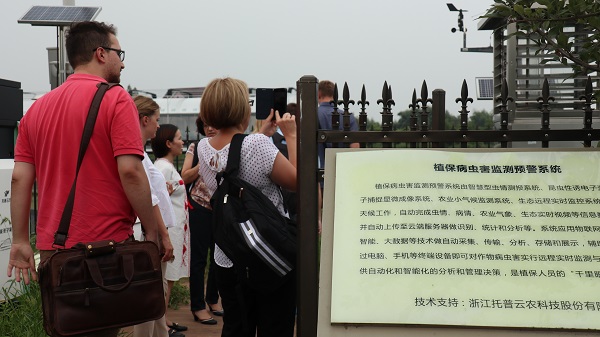 研修班一行來到由猫咪官网APP與蕭山農科所聯合搭建的現代農業產業園進行考察 研修班一行來到由猫咪官网APP與蕭山農科所聯合搭建的現代農業產業園進行考察