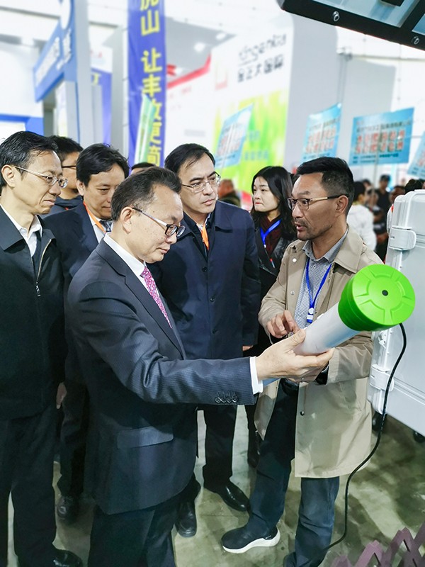 猫咪官网APP董事長陳渝陽向劉天金主任介紹智能猫咪视频网站墒情監測設備 猫咪官网APP董事長陳渝陽向劉天金主任介紹智能猫咪视频网站墒情監測設備