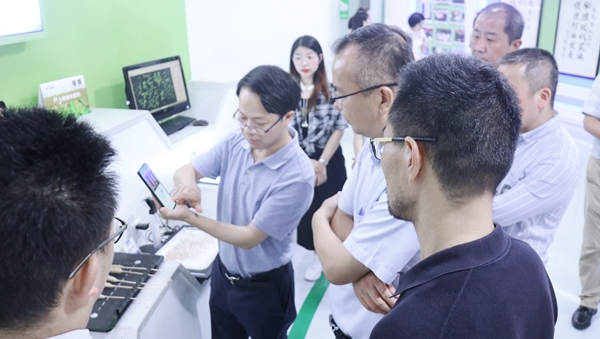 杭州市科技局局長趙喜凱一行蒞臨猫咪官网APP考察調研1 杭州市科技局局長趙喜凱一行蒞臨猫咪官网APP考察調研1