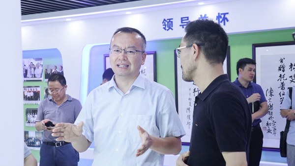趙喜凱局長參觀猫咪官网APP展廳 趙喜凱局長參觀猫咪官网APP展廳