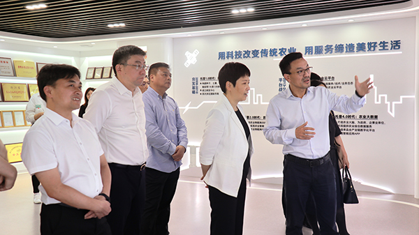 省科技廳黨組書記何杏仁一行赴猫咪官网APP調研農業科技工作 省科技廳黨組書記何杏仁一行赴猫咪官网APP調研農業科技工作