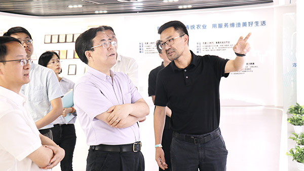 應義斌教授一行參觀猫咪官网APP數字三農展廳 應義斌教授一行參觀猫咪官网APP數字三農展廳